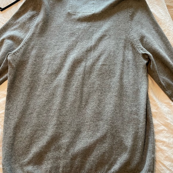 Abercrombie & Fitch young men’s size large grey sweater - Picture 3 of 3